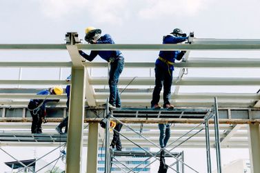 TMR- Tallers Metal·lúrgics Reus hombres trabajando en estructura metálica 