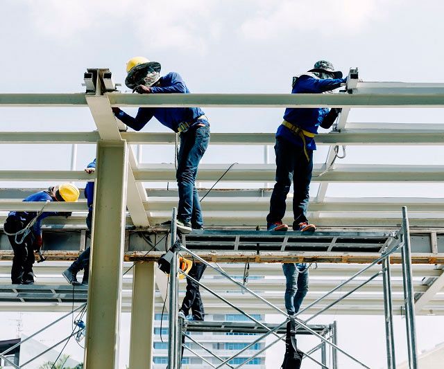 TMR- Tallers Metal·lúrgics Reus hombres trabajando en estructura metálica 